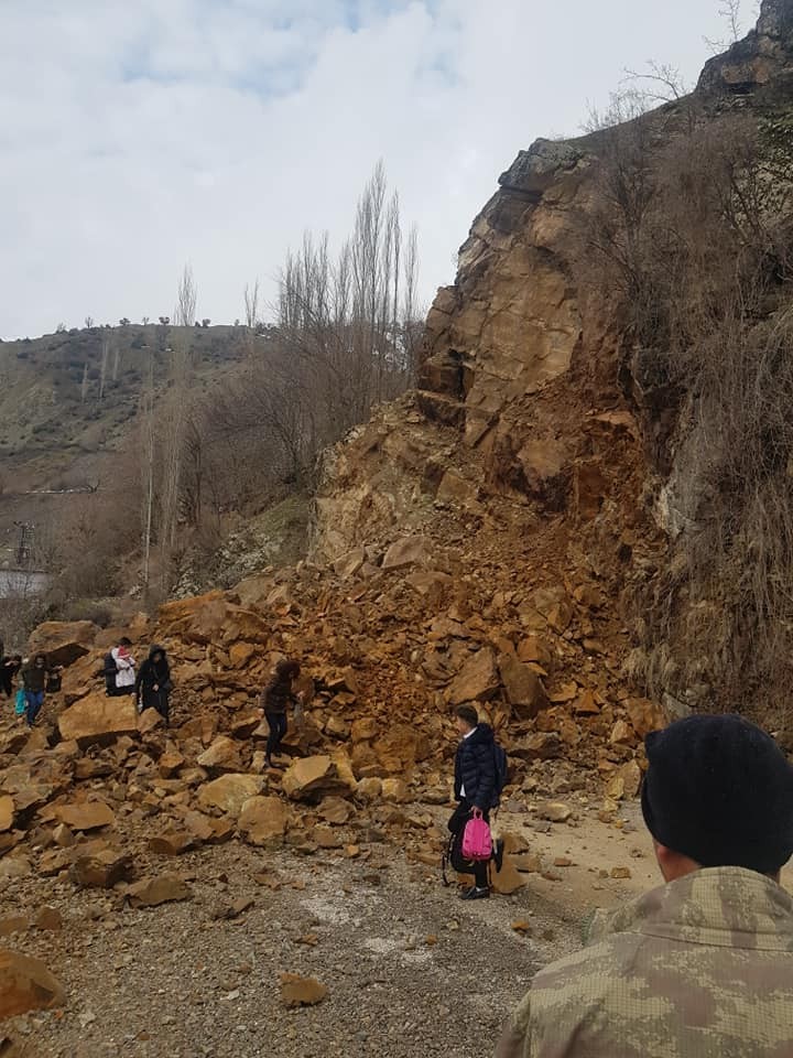 Heyelan köy yolunu ulaşıma kapattı 