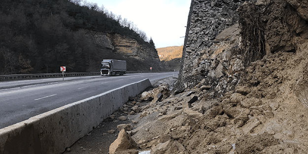 Heyelan nedeniyle kapanan kara yolu ulaşıma açıldı