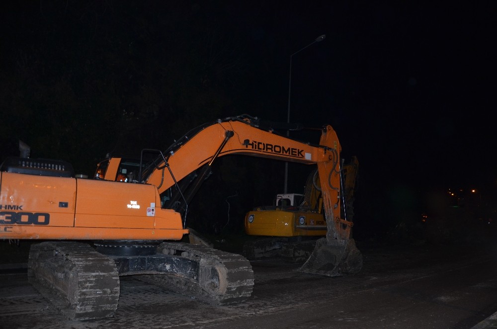 Heyelan nedeniyle kapanan yol ulaşıma açıldı 