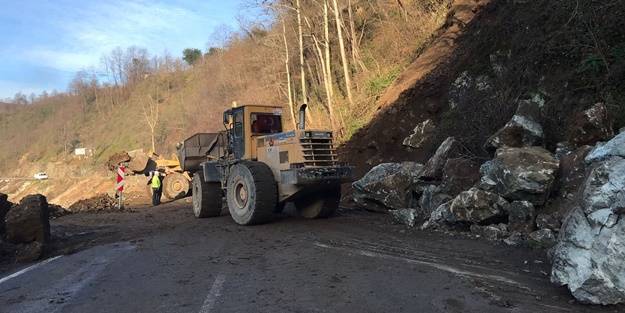 Heyelan nedeniyle kapanan yol ulaşıma açıldı