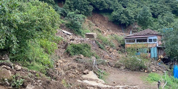 Heyelan nedeniyle kapanan yol ulaşıma açıldı