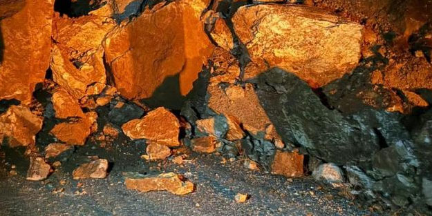 Heyelan nedeniyle kapanan yol yeniden ulaşıma açıldı