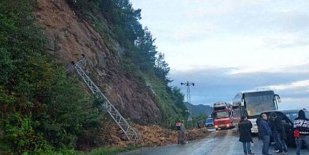 Heyelan nedeniyle Karadeniz Sahil Yolu'nda ulaşım aksadı