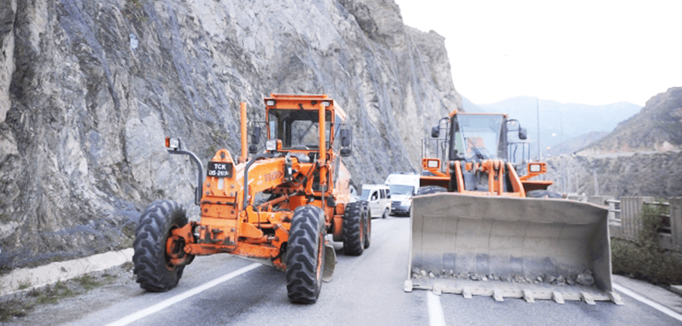 Heyelan nedeniyle o karayolu kapanmıştı: Yeniden ulaşıma açıldı!