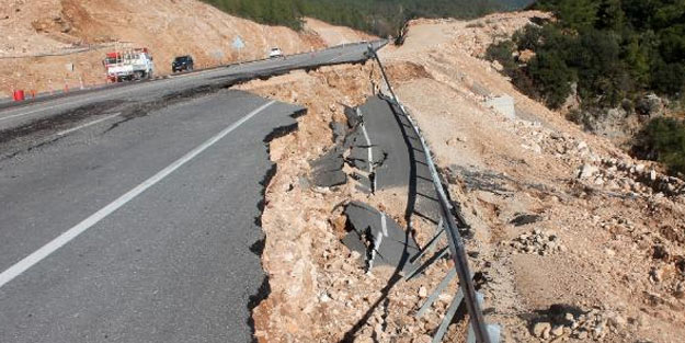 Heyelan olan yolun girişi ve çıkışı dubayla kapatıldı