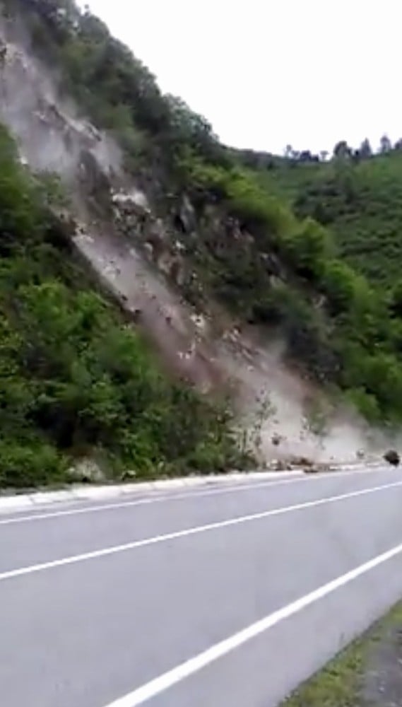 Heyelan riski oluşturan kayalar kontrollü bir şekilde temizlendi 