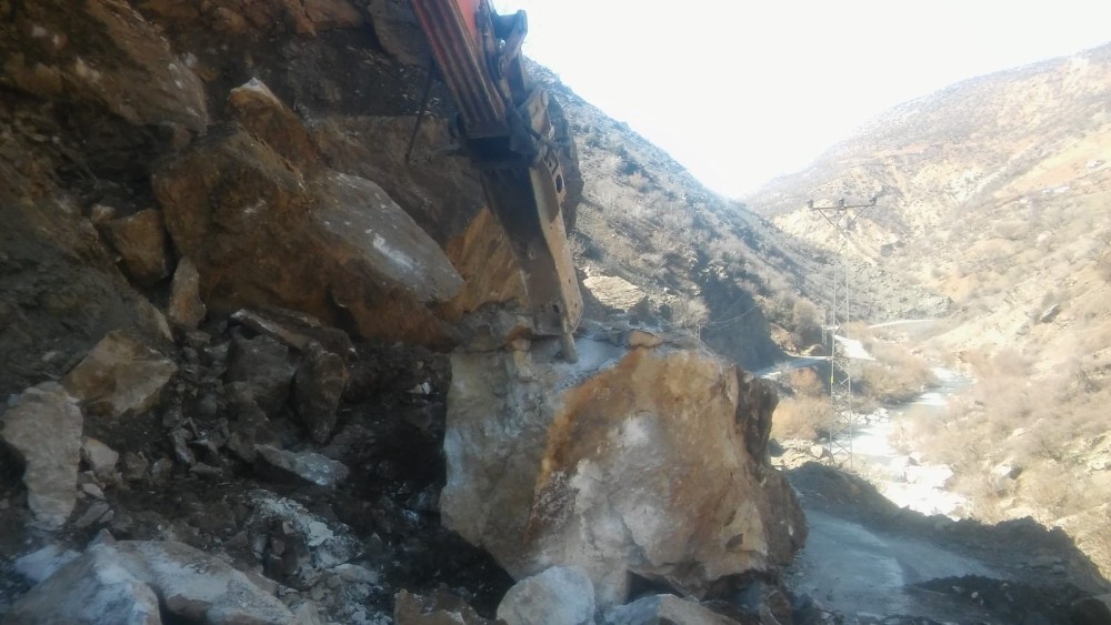 Heyelan sonrası yolu kapatan dev kayalar temizlendi 