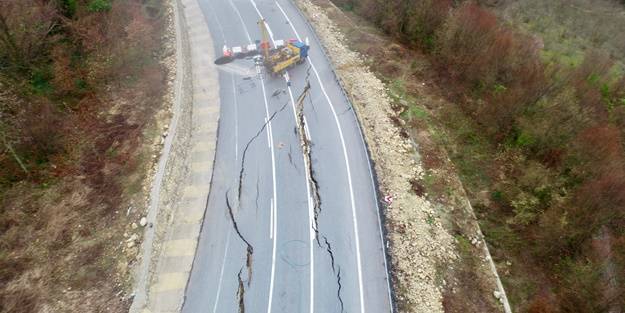 Heyelan yaşanan Karadeniz Sahil Yolu'nda çalışma