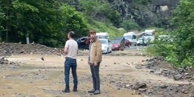 Heyelan yol kapattı