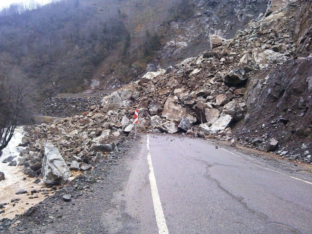 Heyelan yolu kapattı 