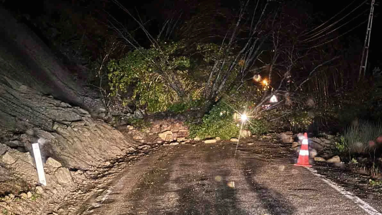 Heyelan yolu kapattı