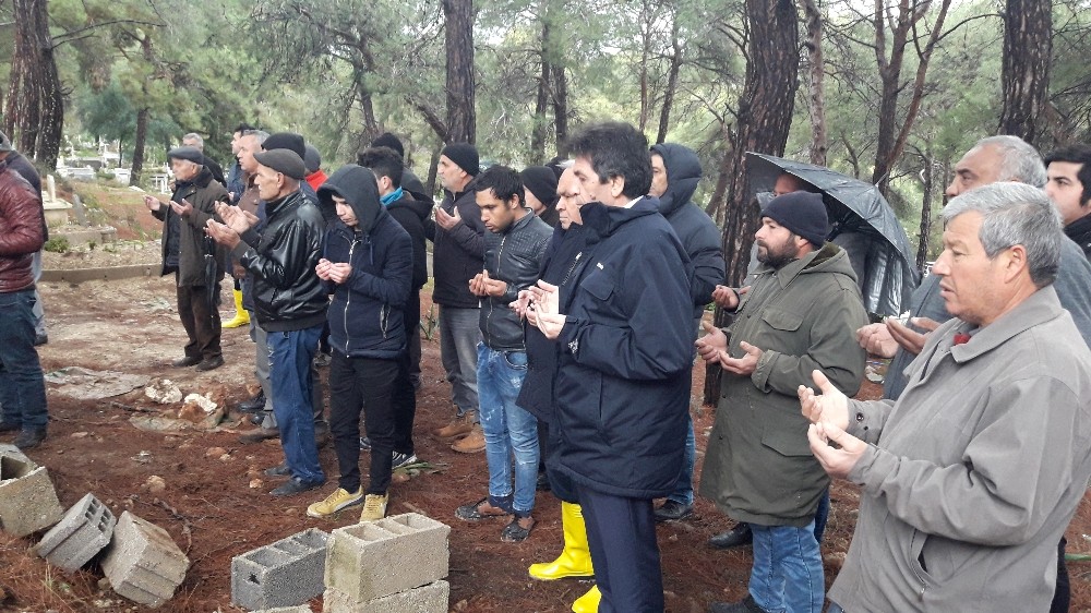 Heyelanda hayatını kaybeden çiftçi toprağa verildi 