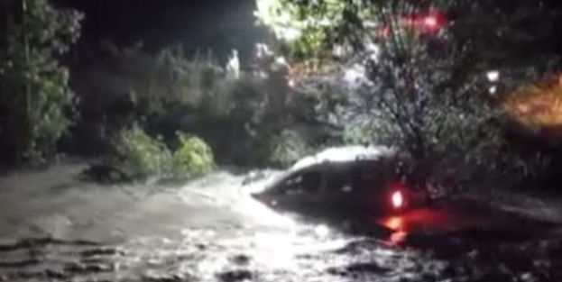 Heyelanda sürüklenen araba dereye düştü: 10 aylık bebek kayıp