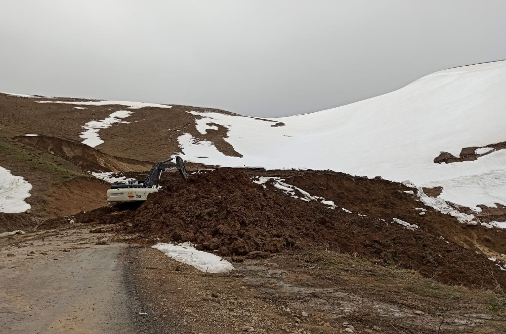Heyelanın kapattığı yol tekrar ulaşıma açıldı 