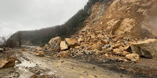 Heyelanın meydana geldiği karayolu hala ulaşıma açılamadı