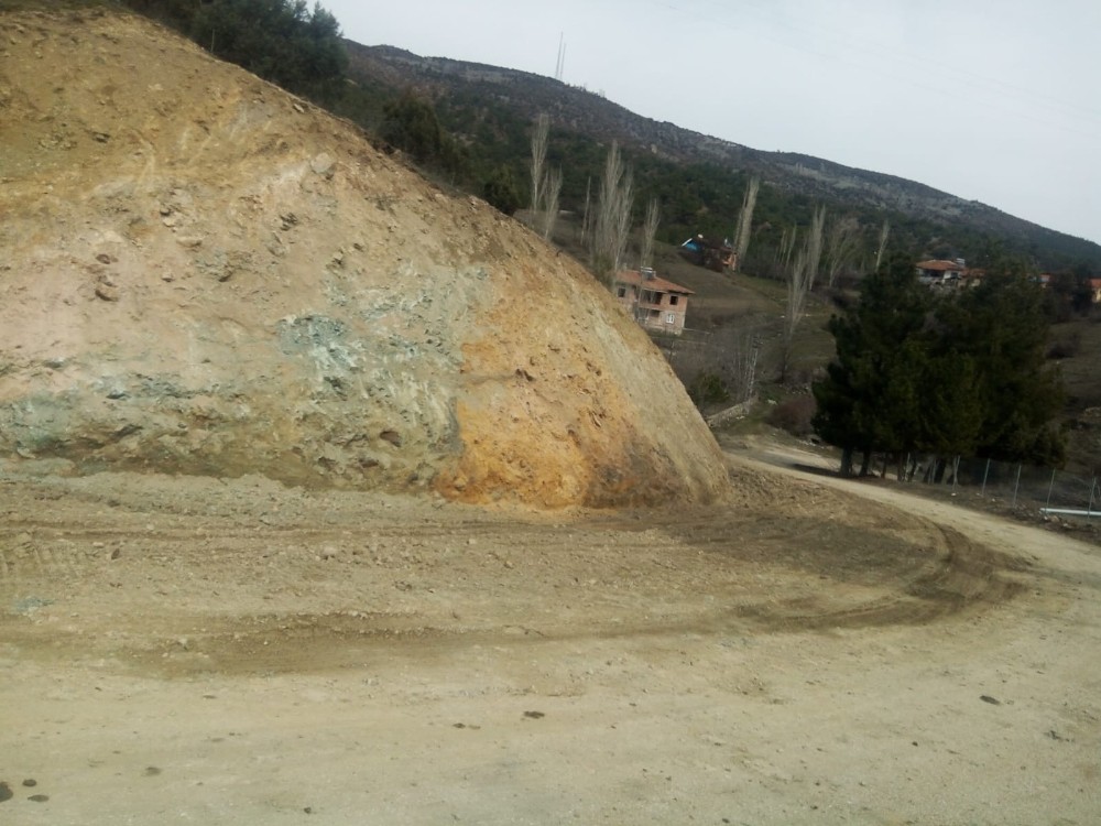 Heyelanla kapanan yol açıldı 