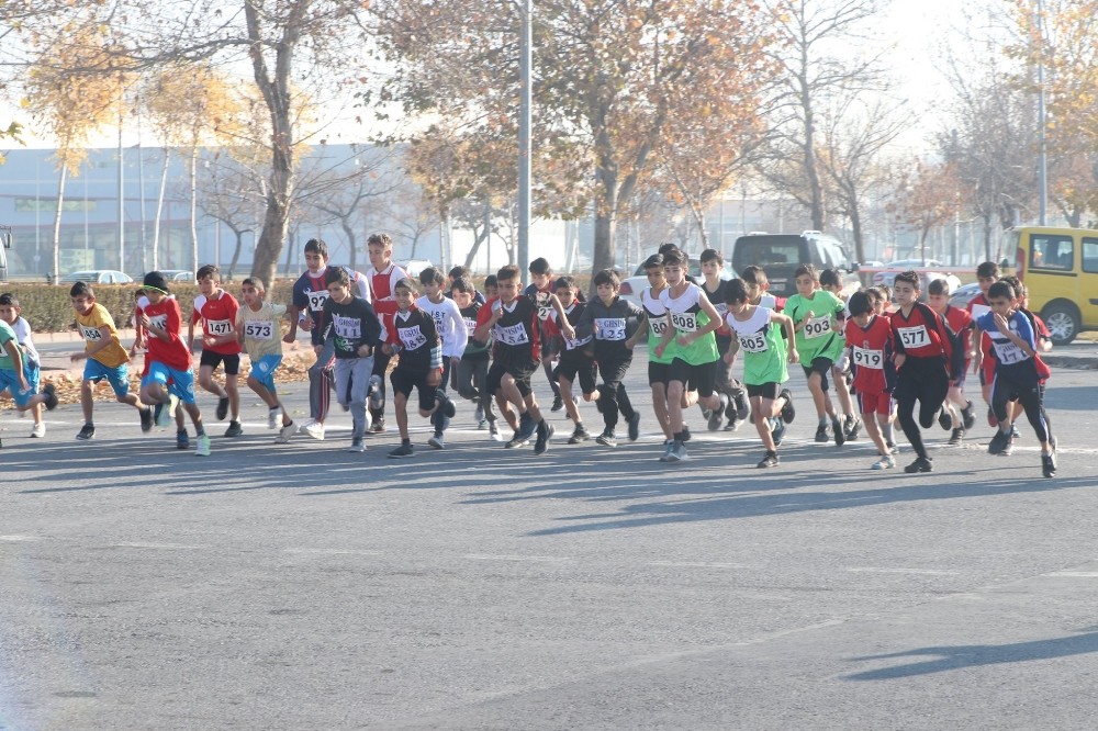 Heyet-i Temsiliye Atletizm Yarışmalarının İlk Gün Müsabakaları Sona Erdi 