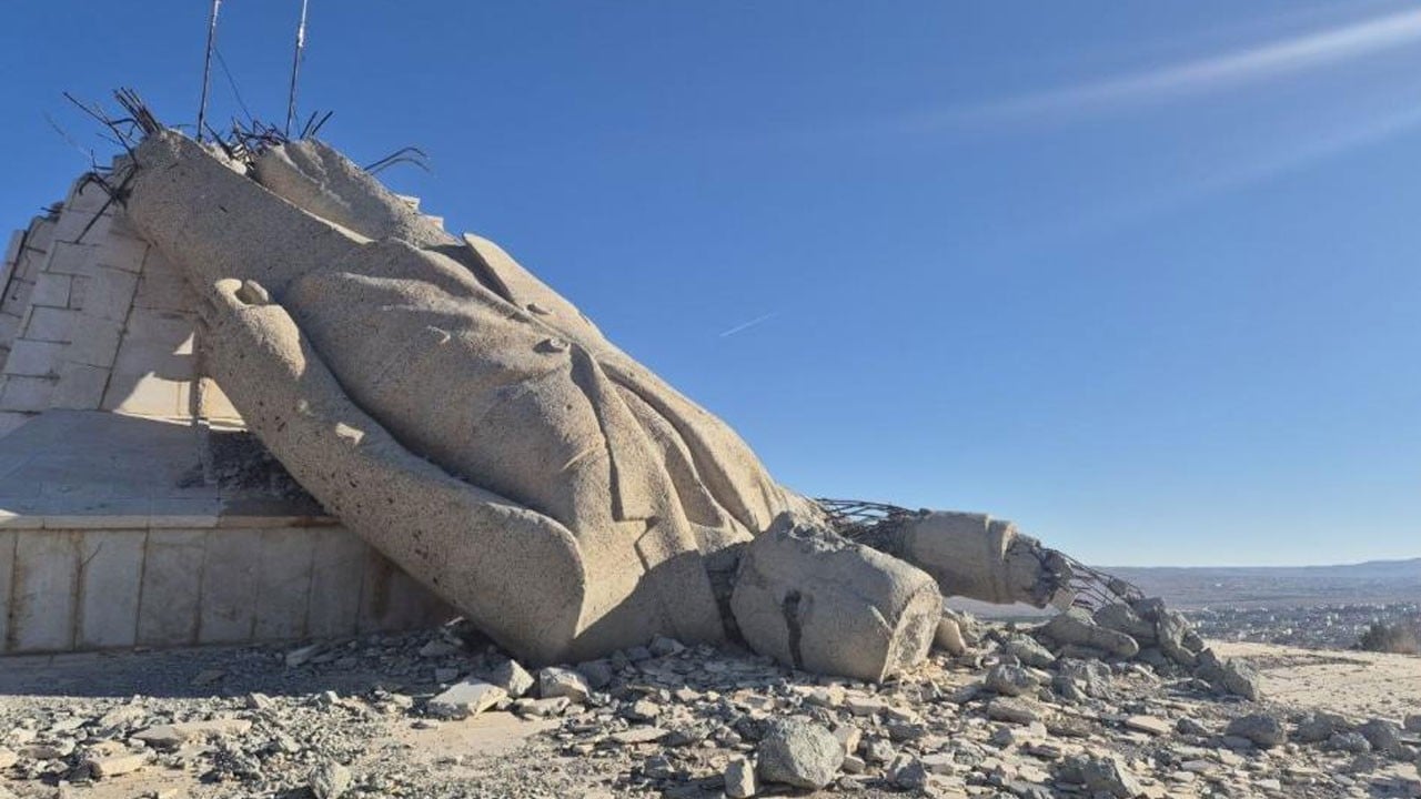 Heykelci diktatör hak ettiği yerde! Mazlum Suriye halkının zafer fotoğrafı