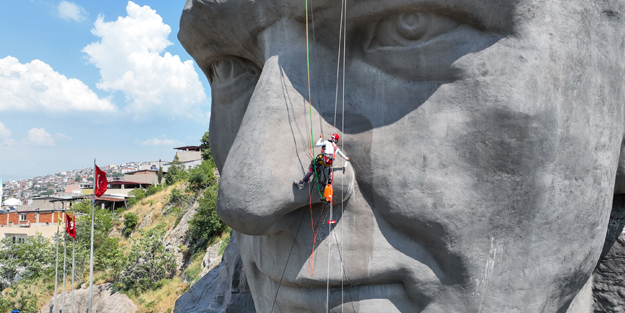 Heykeli para bakımı ayrı para! CHP Mustafa Kemal'in üzerindeki kuş pisliklerini temizleyecek!