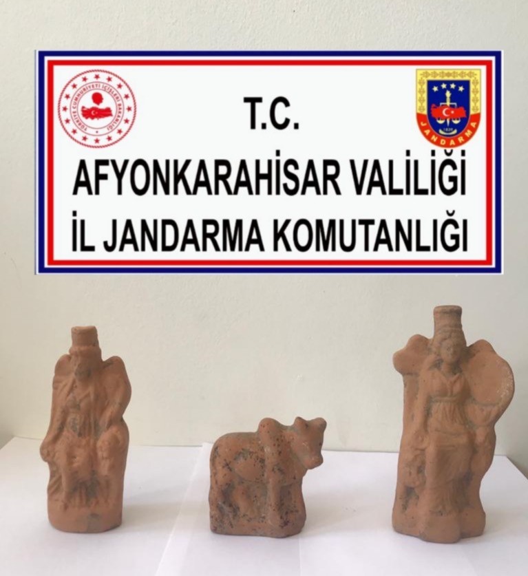Heykelleri satmak isterken yakalandılar 