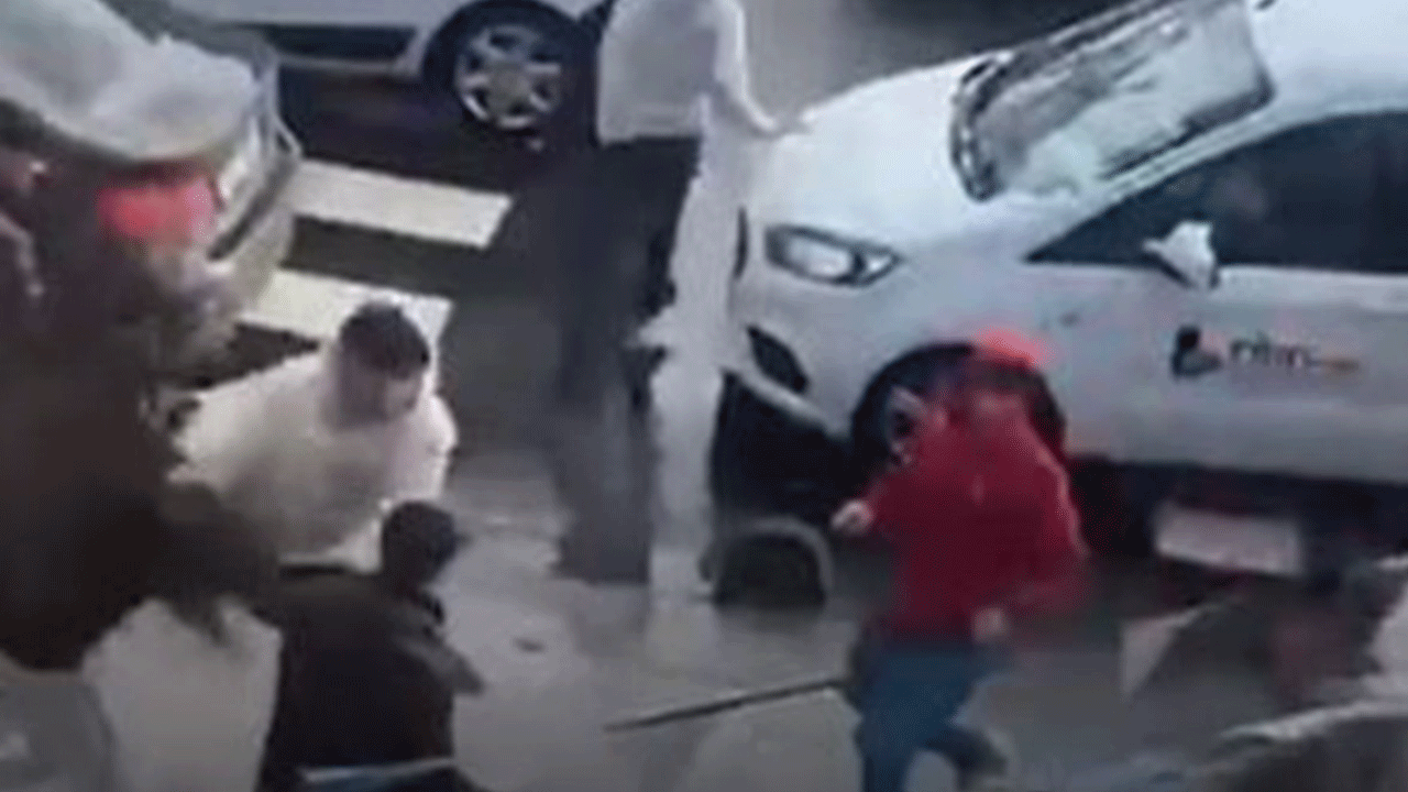 Hiç acımadılar! Tekme tokat saldırdılar!