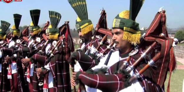 Hiç böyle bir bando dinlemediniz! (VİDEO)