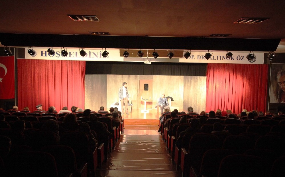 ’Hiç Kimsenin Öyküsü’ adlı tiyatro oyunu Kartal’da sahnelendi 