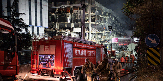 Hiçbir şey yapmasaydınız şimdiye kadar sönmüştü! Ekrem'in itfaiyesi iş hanı yangınını 37 saatte söndüremedi