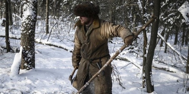 Hiçbir teknoloji kullanmadan Ortaçağ hayatı yaşıyor!