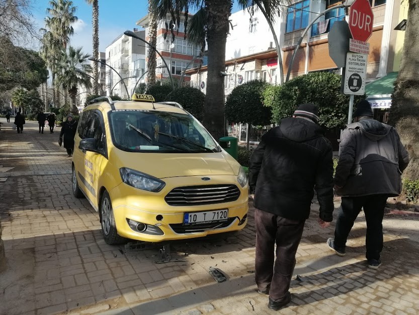 Hidrolik bariyer ticari bir taksiye zarar verdi 
