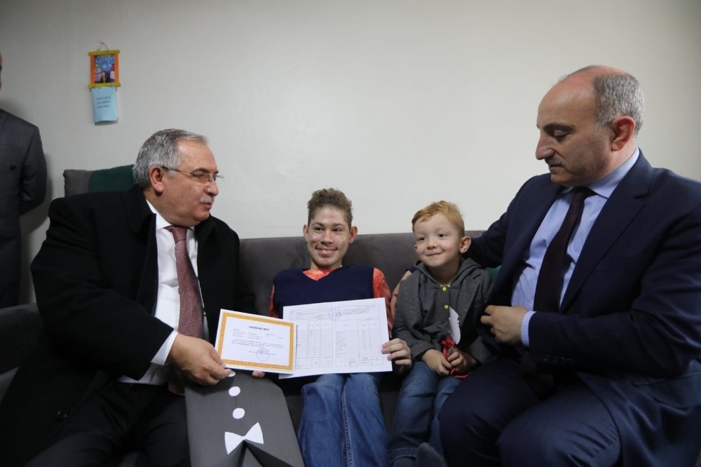 Hidrosefali hastalığı bulunan öğrenciye karnesini Vali Ahmet Nayir verdi 