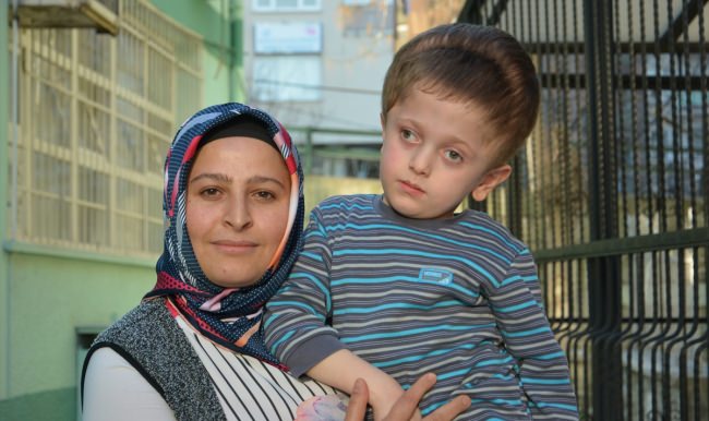 Hidrosefali hastası oğlunu bir an bile yalnız bırakmıyor