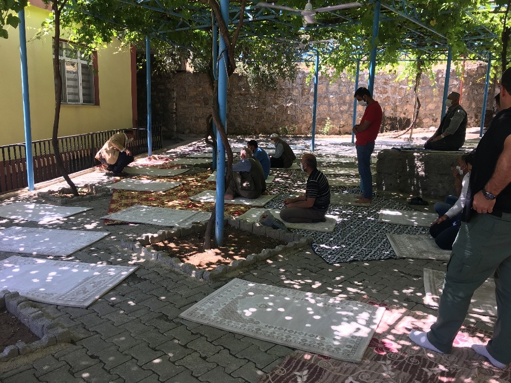 Hilal Belediye Başkanı, cuma namazının kılınması için evinin kamelyasını tahsis etti 