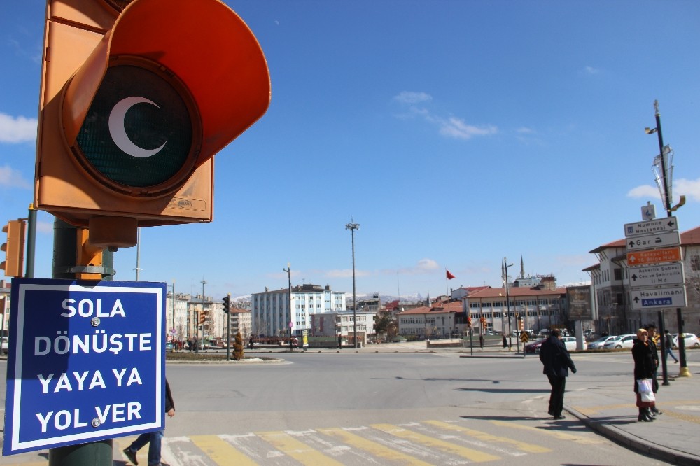 ‘Hilal’ şeklini alan trafik lambaları sürücülerin ve yayaların dikkatini çekti 