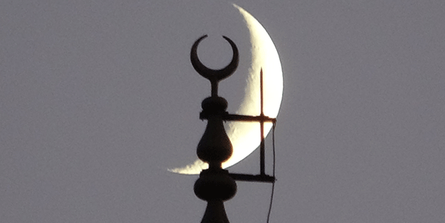 Hilal ve minarenin muazzam görüntüsü hayran bıraktı