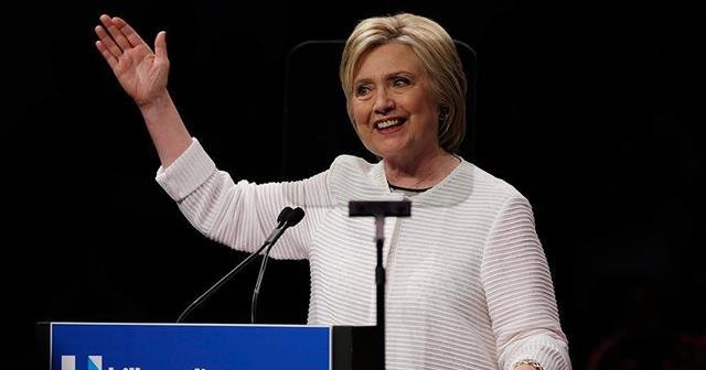Hillary Clinton 3 eyalette Sanders'ı geride bıraktı