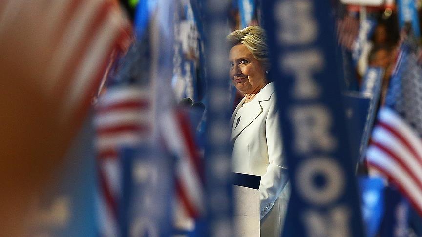 Hillary Clinton'ın e-postaları başını ağrıtmaya devam ediyor