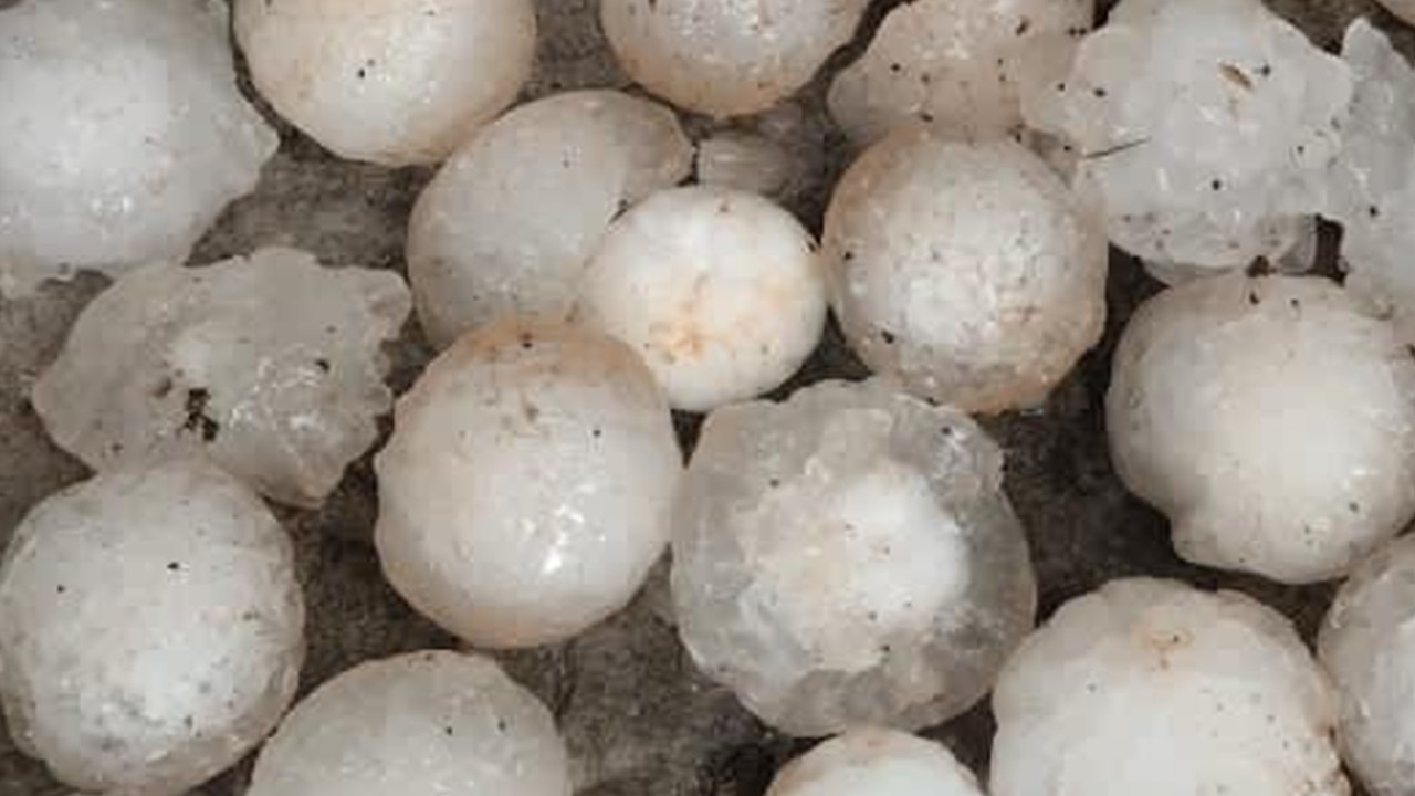 Hilvan’da kar topu büyüklüğünde dolu