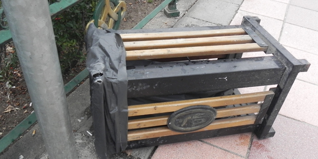 Hıncını çöp kutusunu devirerek çıkardı