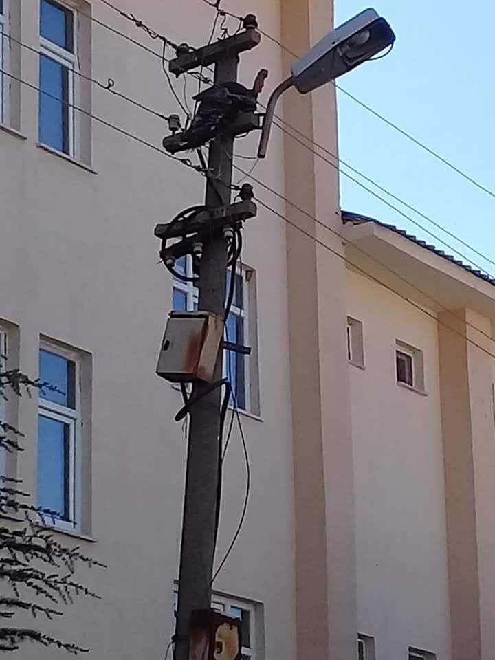 Hindi elektrik direğinde mahsur kaldı, ekipler kurtardı 