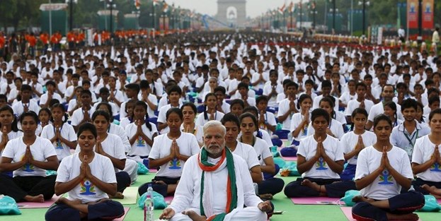 Hindistan Başbakanı binlerce kişiye yoga yaptırdı