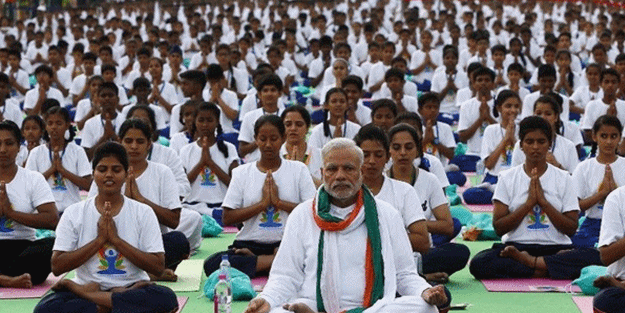 Hindistan Başbakanı binlerce kişiye yoga yaptırdı