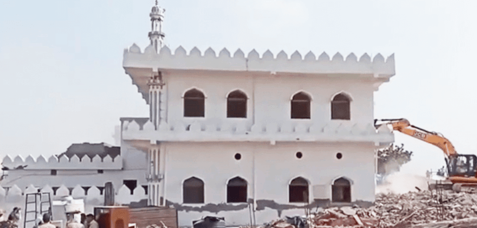 Hindistan, başkent Yeni Delhi yakınındaki tarihi camiyi yıktı