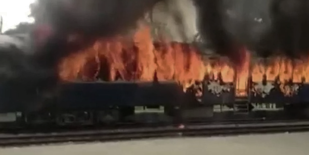 Hindistan karıştı, her şeyi yakıyorlar!