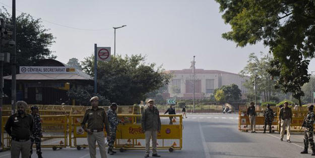 Hindistan Parlamentosu'nda güvenlik açığı: milletvekili sıralarına atladı