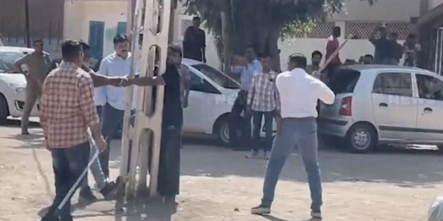 Hindistan polisi 9 Müslüman erkeği direğe bağlayıp sopayla dövdü