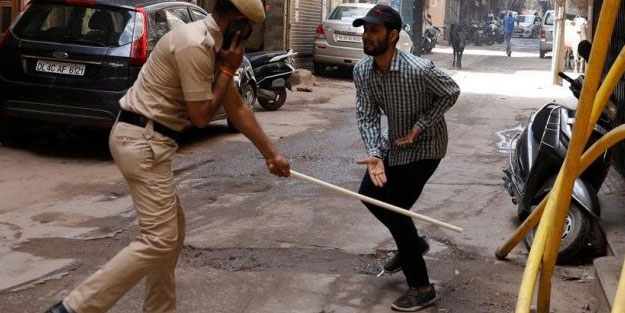 Hindistan polisi sokağa çıkma yasağına uymayanları sopaladı