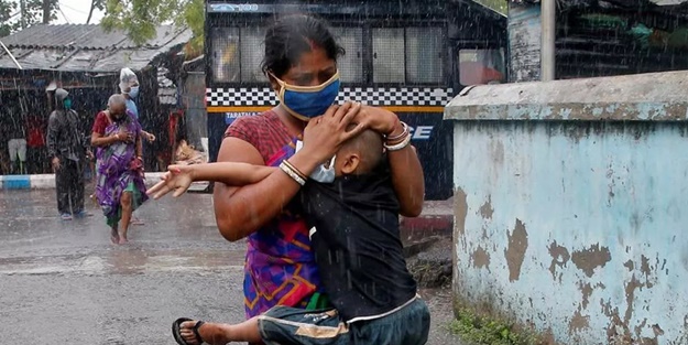 Hindistan ve Bangladeş'i etkisi altına aldı! 57 kişi öldü