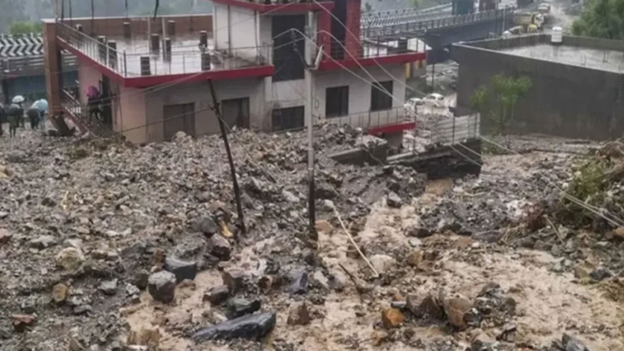 Hindistan ve Nepal’de felaket! Sel ve toprak kaymasında 68 kişi öldü