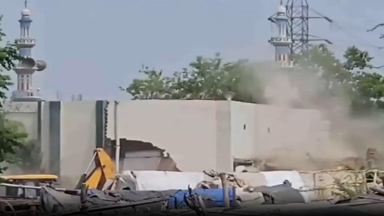 Hindistan yönetimi ülkedeki camileri yıkmayı sürdürüyor!